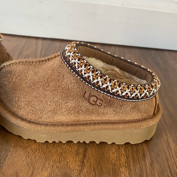 UGG Kids boots (size 7) - Picture 3 of 9